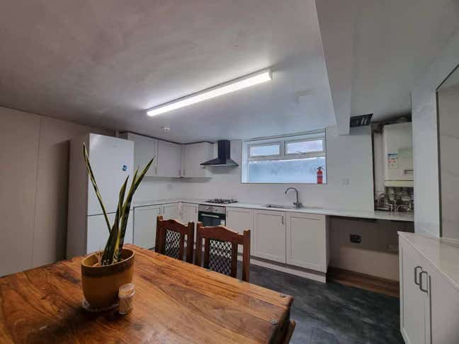 |5 Rooms to let | 100 woodsley Main Photo