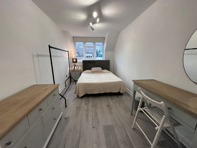 Lovely double bedroom with private bathroom  Main Photo