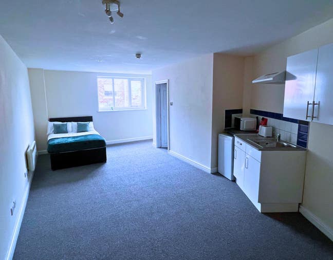 Modern NG1 city-centre studio flat fully furnished Main Photo