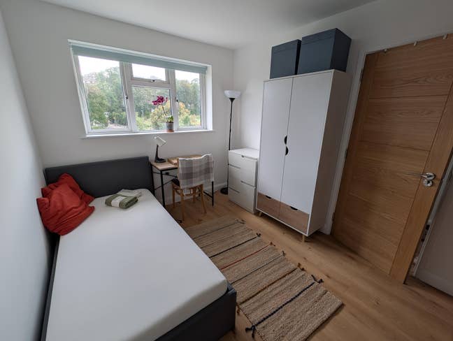Cosy bedsit with beautiful view Main Photo