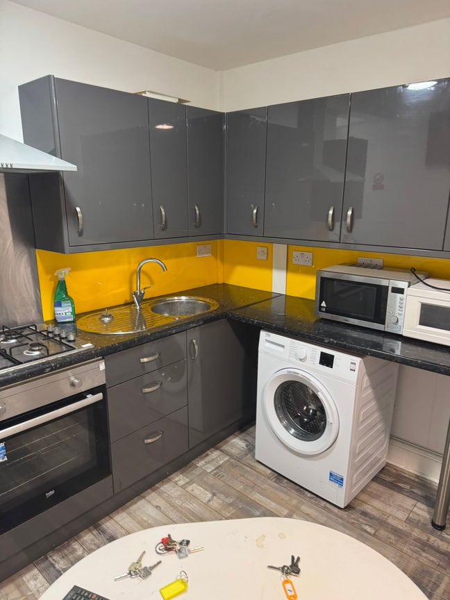 4 bed house all en suite bills included  Main Photo