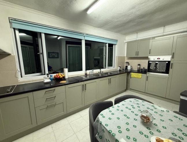 4 large bedrooms  Main Photo