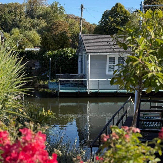 Double Bedroom on the River, Hampton  Main Photo