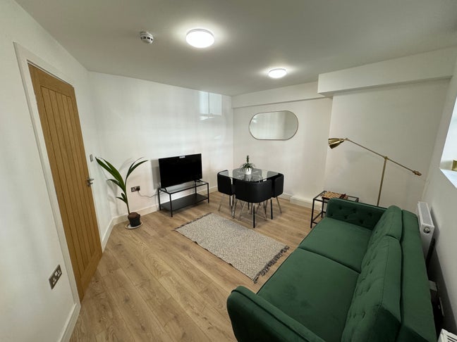 Modern& Stylish  2/3 bedroom flat with a P Main Photo
