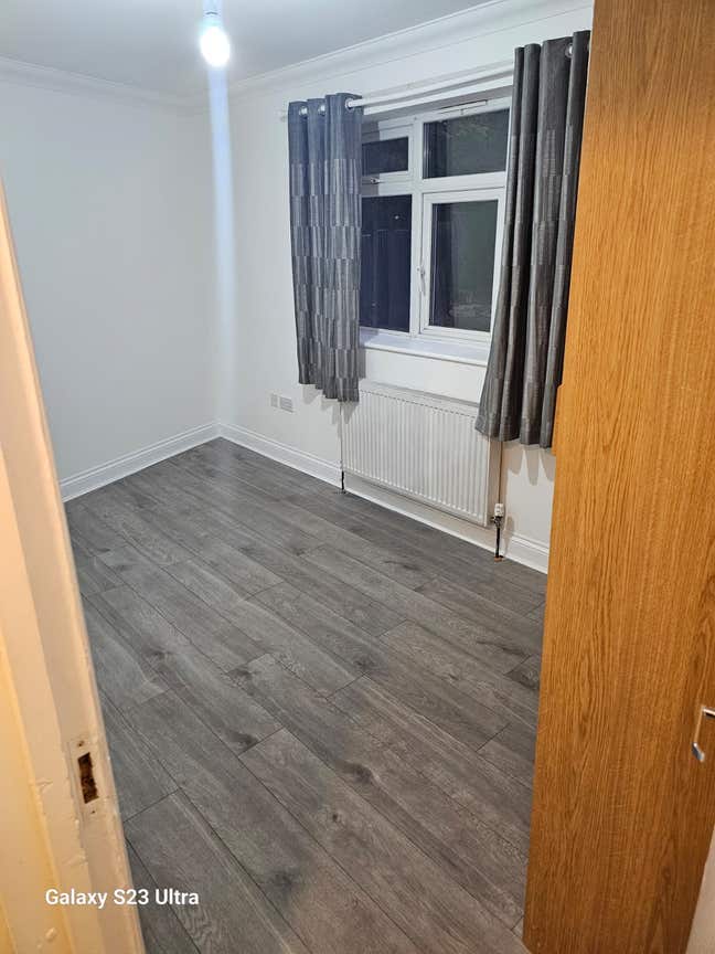 Double and single room for rent  in burntoak  Main Photo