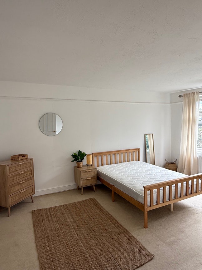 Brand new refurbished rooms, bills included.  Main Photo