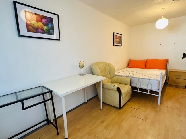 Whole 5 Bedrooms Flat - Including Bills  Main Photo
