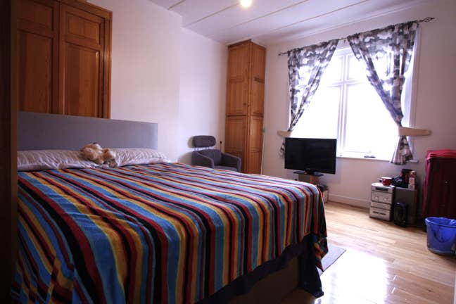 Large Double Room to Let Main Photo