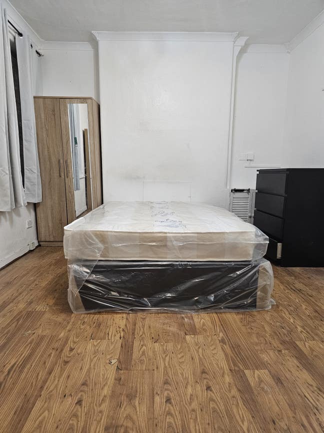 Very Large spacious room looking for lodgers. Main Photo