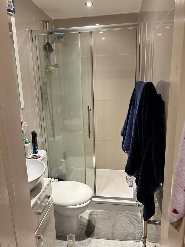 Bright Ensuite Room Available. Main Photo