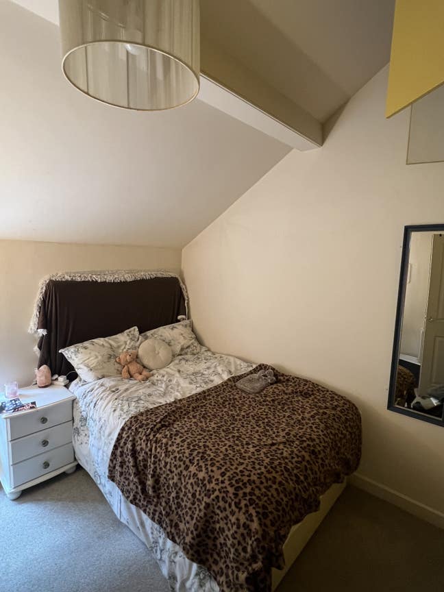 Cozy room in a beautiful 4 bedroom in New Town Main Photo