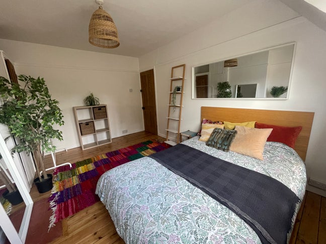 1 gorgeous room to let in a 4 bed flat  Main Photo
