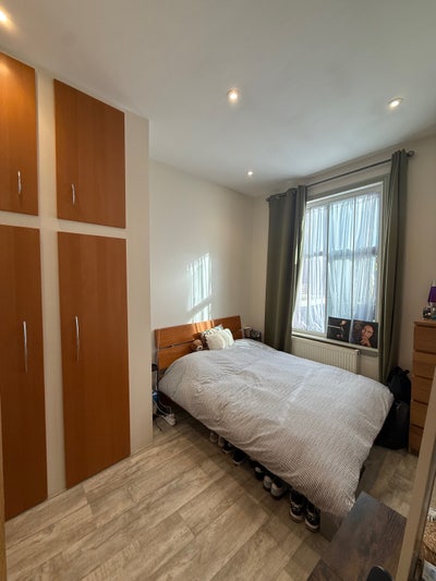 Double room with lots of storage in E1 Main Photo