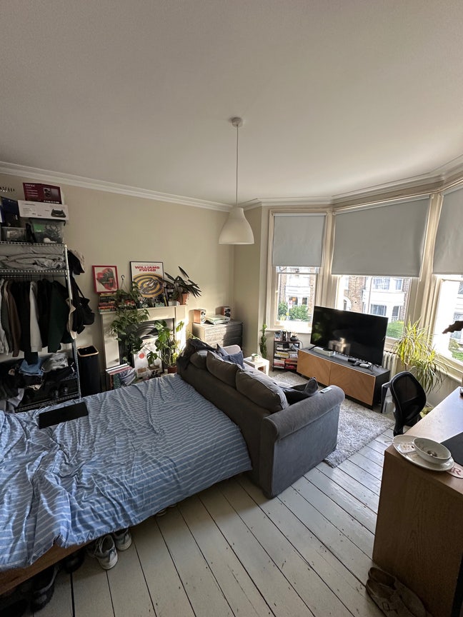 Large Part-Furnished Room in 6 bed Victorian House Main Photo