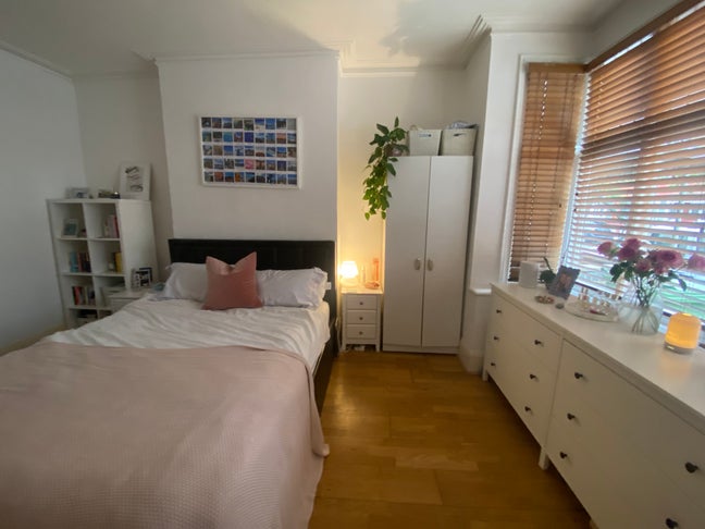 Double Room in Friendly All-Female House Main Photo