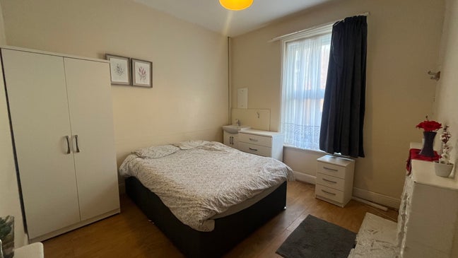 LARGE Double room to rent in a professional house  Main Photo