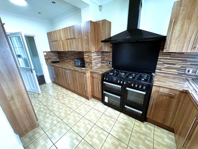 6/7 Bed House Ilford £3500 Pcm Main Photo