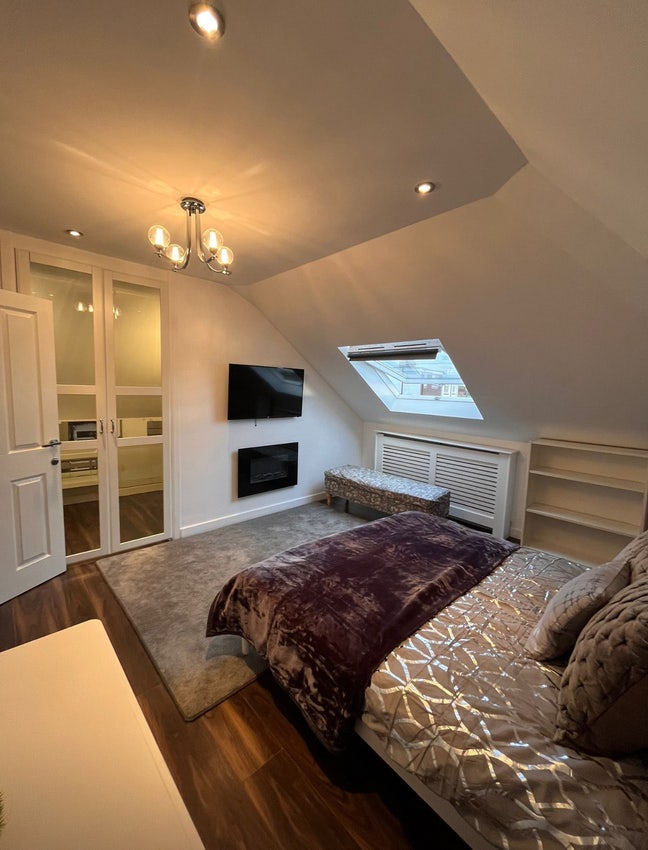 🛋️ Fully Furnished ✨ • NW7 2PY • Ready to Move Main Photo