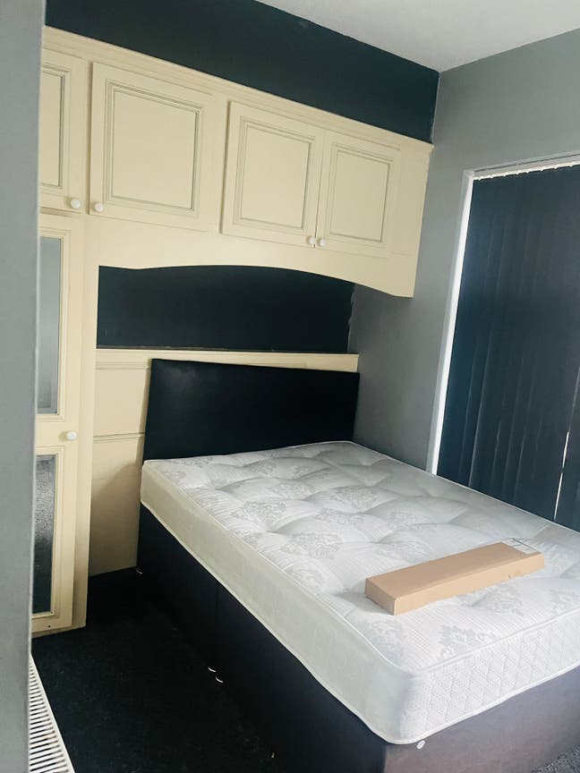 Ensuite room available for a single person  Main Photo