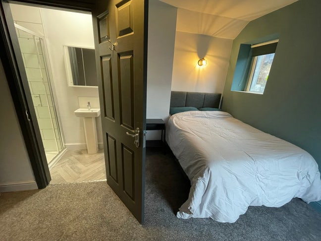 Newly renovated en-suite room available Main Photo