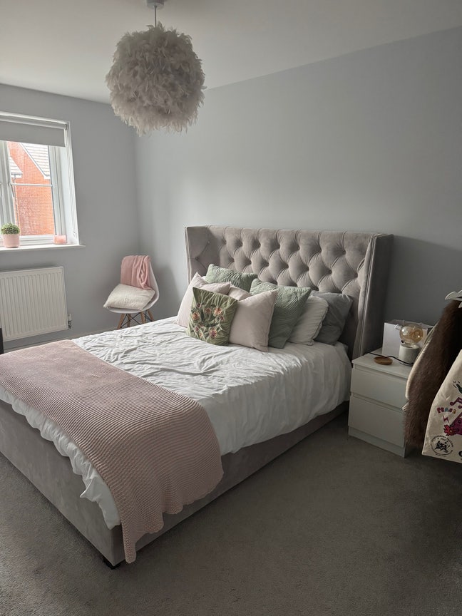 Double bedroom in large new build home Main Photo