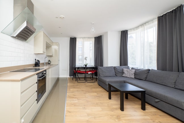 2-Bedroom Flat Near Sutton Station, Short-Term Let Main Photo
