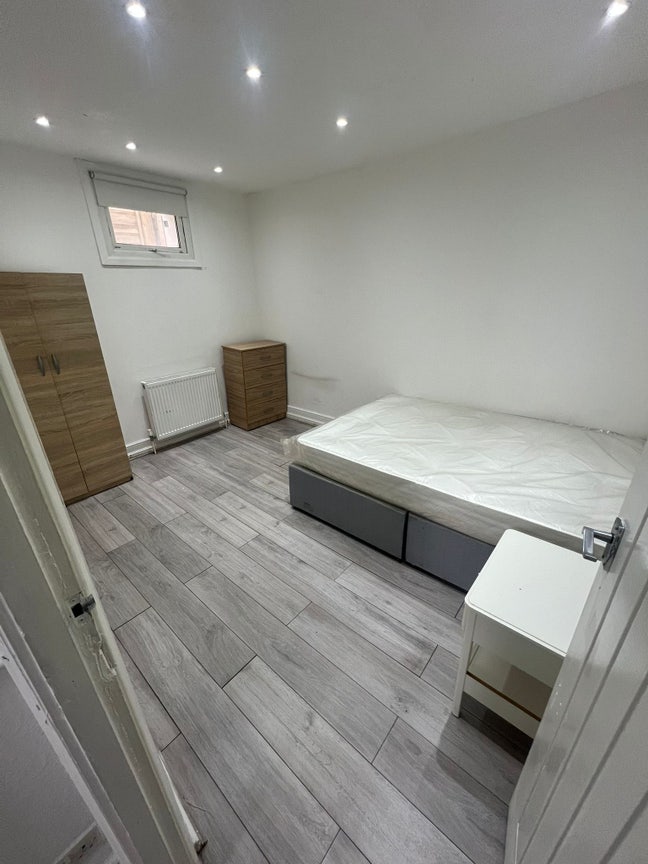 3 Bedrooms Flat Main Photo