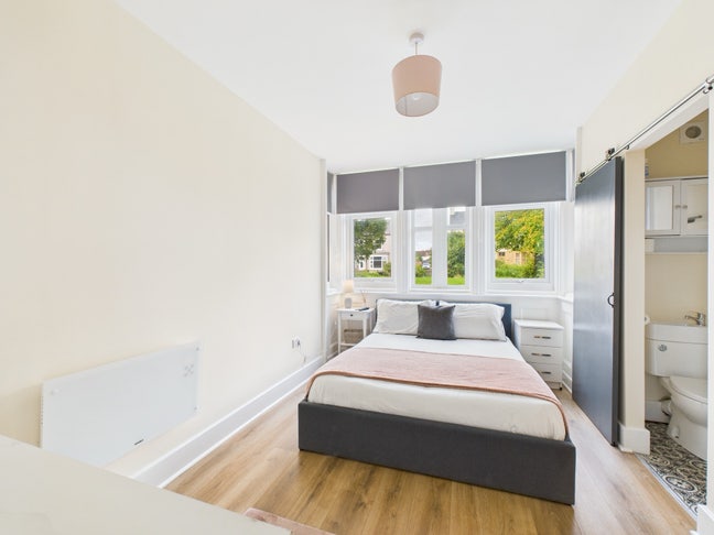 Large Bedrooms with En Suites - Great Location Main Photo