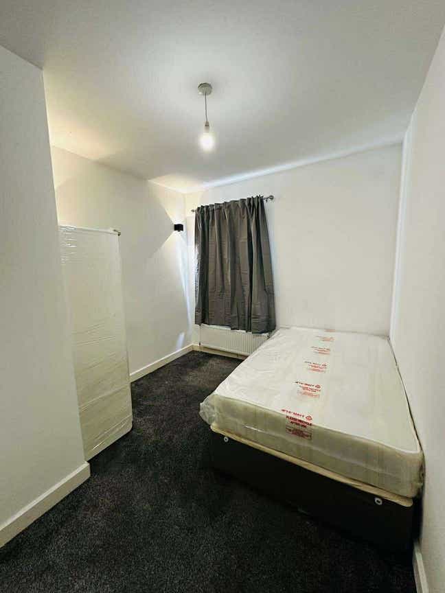 Ensuite room available now, Garden House Uxbri R Main Photo