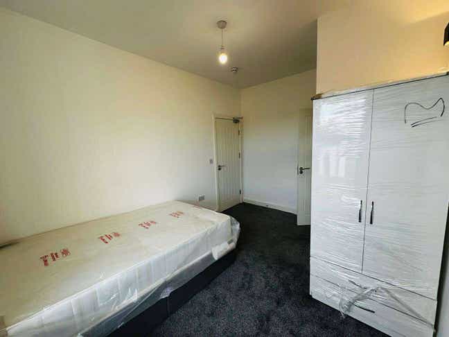 Ensuite room available now, Garden House Uxbri R Main Photo