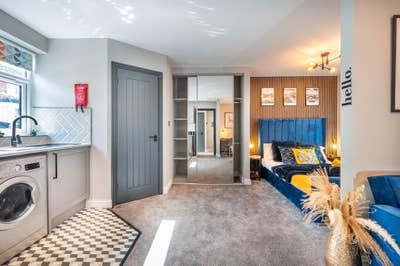  Fully Self Contained Kitchen Ensuite Studio  Main Photo