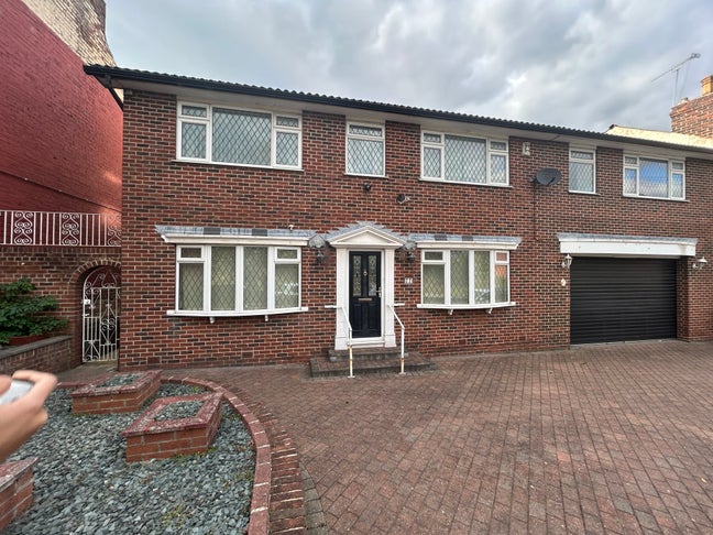Spacious Halal Home for Females Main Photo