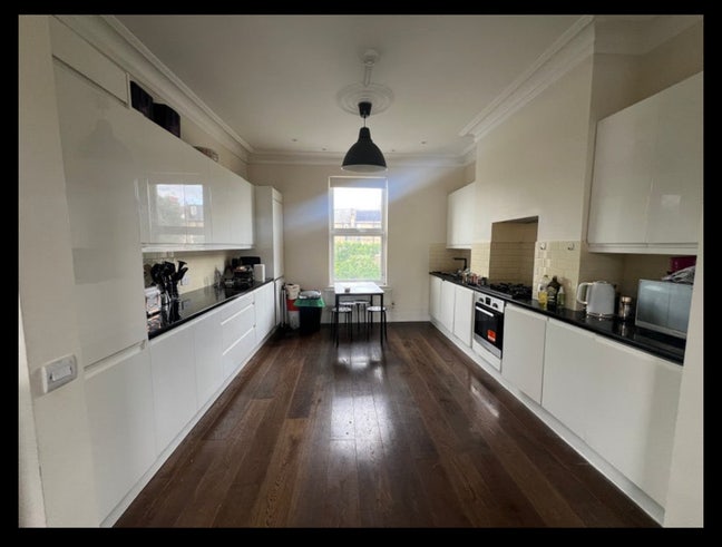 Room in Spacious Flat  Main Photo