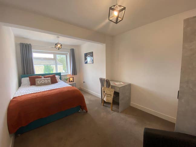 Spacious Room in Cowley! 🏡 (Not Ensuite) Main Photo