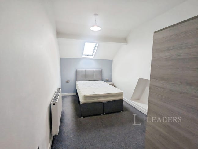Room Available in Popular Location Main Photo