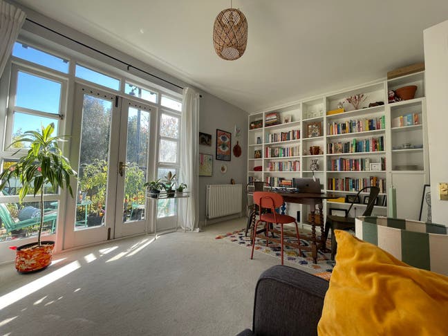 Cute one bed flat next to Victoria Park Main Photo