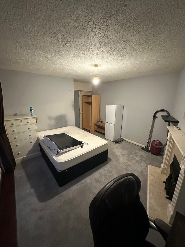 Large double room with balcony  Main Photo