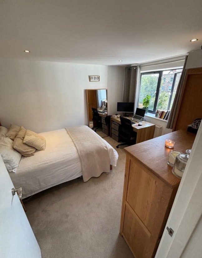Double room in sunny 3 bed flat near Brixton  Main Photo