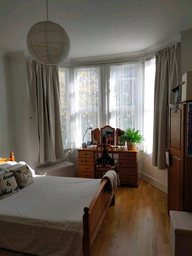 Large Double Room - Third Avenue W3. Main Photo