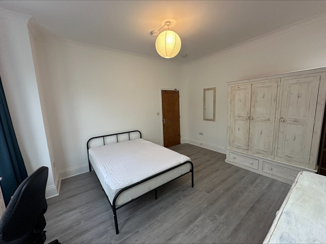 E11- Bills Included, Single Person,Dbl Room  Main Photo
