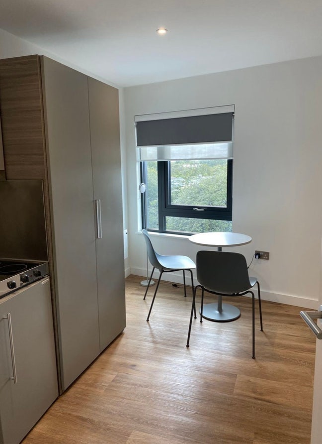Fully Furnished Ground Floor Ensuite Studio Main Photo