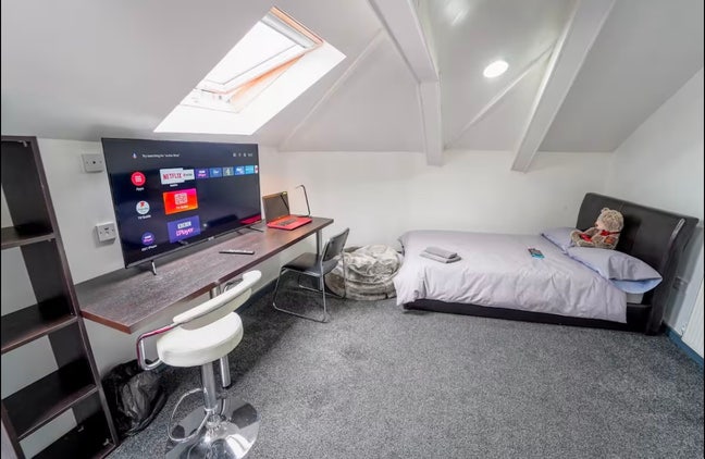 Large studios available close to UOB  Main Photo