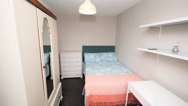 Refurbished room by Old street - N1 Main Photo