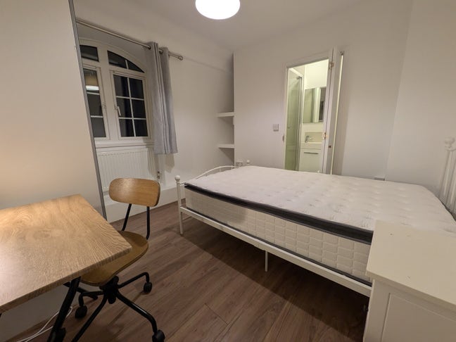 Ensuite in bright friendly house share Main Photo