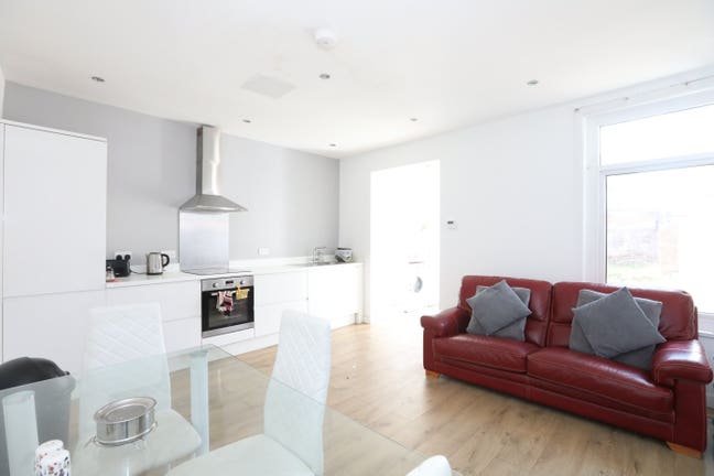 1 room available in a 4 bed house Main Photo