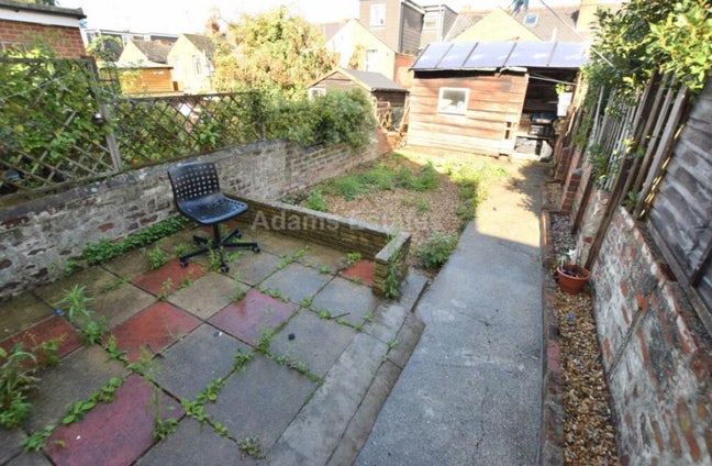Room available for rent RG6 Main Photo