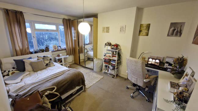 Urgent - Quiet room in spacious shared house Main Photo