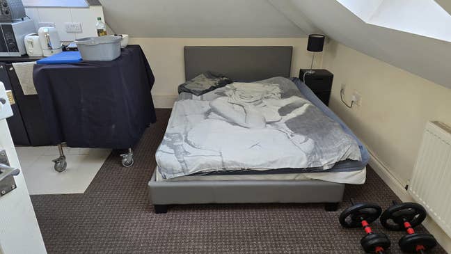 Loft Converted Studio Flat £1000 pcm Incl. Bills. Main Photo