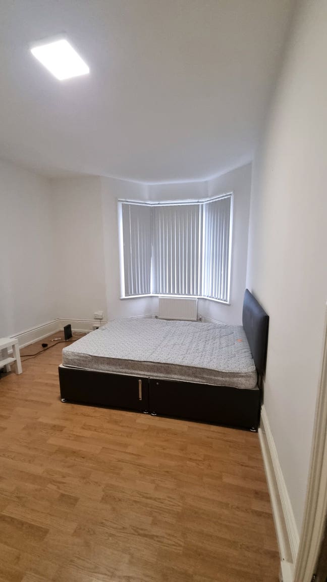 2 bed house 1 room available  Main Photo