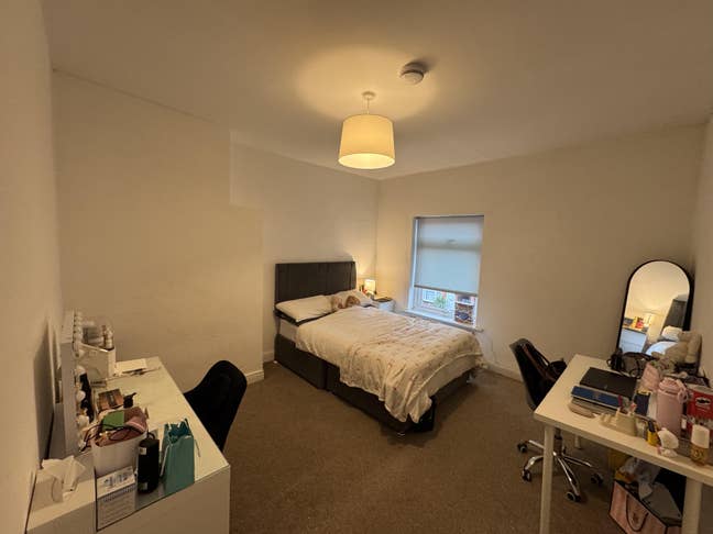 Urgently- Double Bedroom available (Shared House) Main Photo